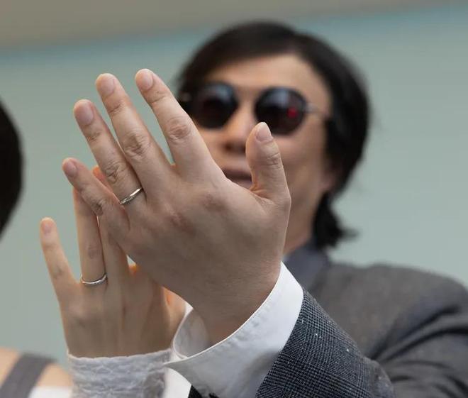 49岁萧煌奇官宣结婚与妻子大方晒婚戒受访曝光女方身份(图1)