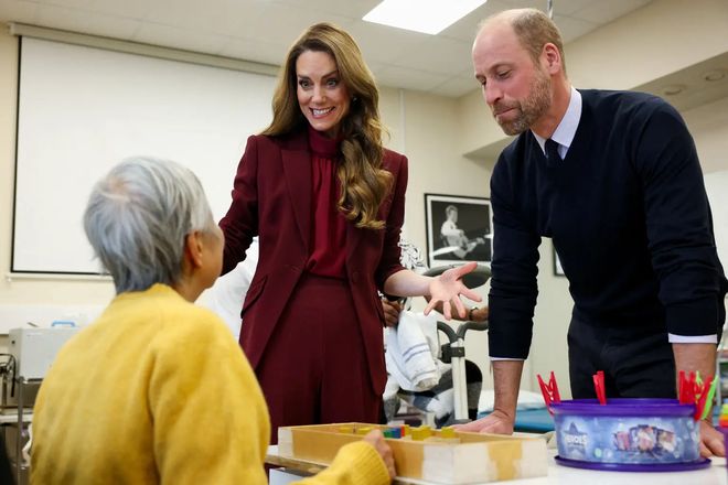 凯特44岁生日穿酒红战袍突访医院！王室夫妇新年首秀力挺NHS医护(图2)
