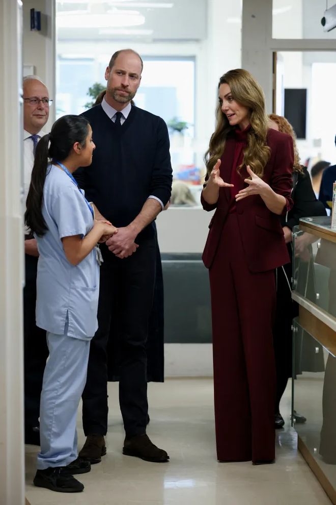 凯特44岁生日穿酒红战袍突访医院！王室夫妇新年首秀力挺NHS医护(图3)