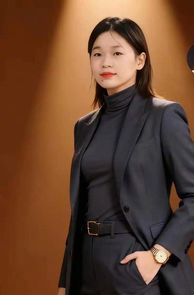 九游体育：全红婵变了！西装造型气质开挂。又甜又A秒变冷艳女霸总(图3)