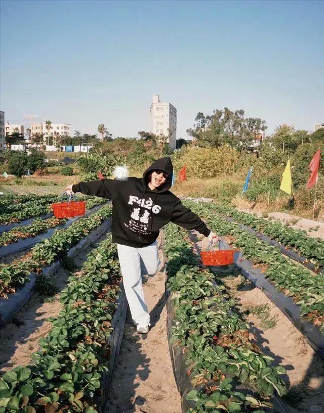 九游体育：全红婵变了！西装造型气质开挂。又甜又A秒变冷艳女霸总(图8)