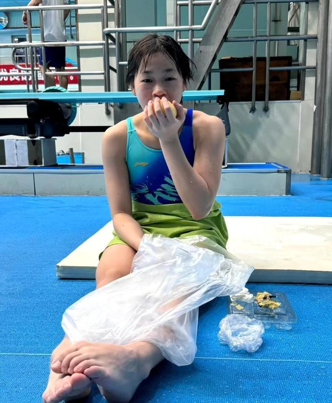 九游体育：全红婵变了！西装造型气质开挂。又甜又A秒变冷艳女霸总(图7)