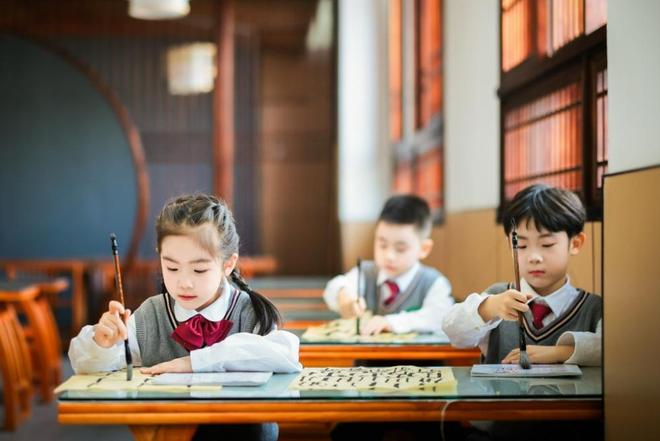 九游体育网站：2026全国两会专题苏美达伊顿纪德：执人文之笔绘就校服产业发展新图景(图2)