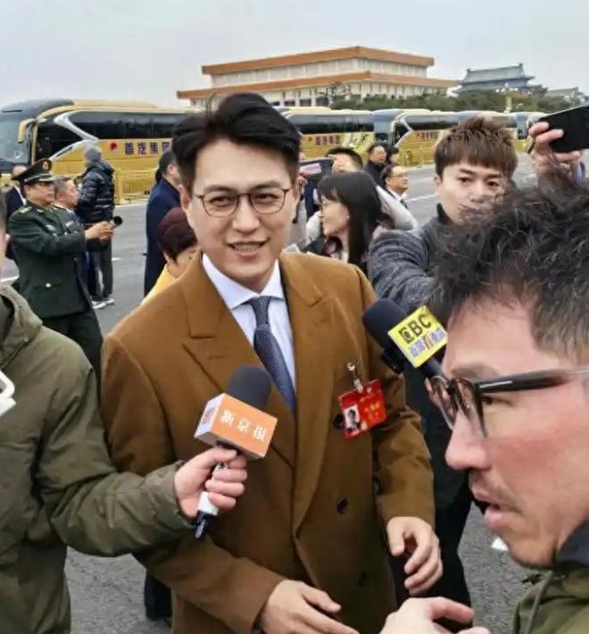九游体育：靳东参加两会身份好厉害穿蓝西装帅气儒雅一个细节见人品(图2)