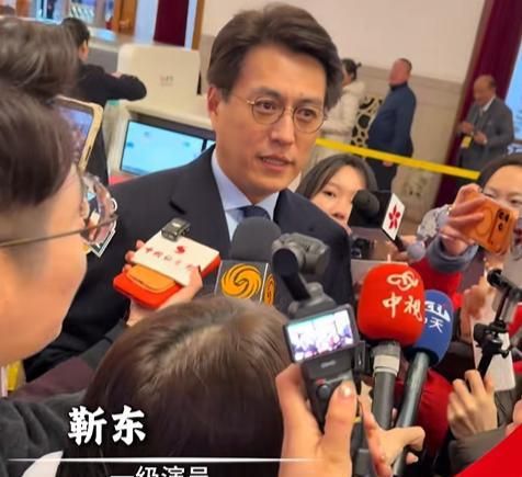 九游体育：靳东参加两会身份好厉害穿蓝西装帅气儒雅一个细节见人品(图4)
