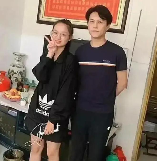 九游体育：靳东参加两会身份好厉害穿蓝西装帅气儒雅一个细节见人品(图6)