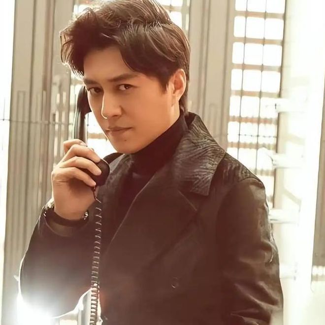 九游体育：靳东参加两会身份好厉害穿蓝西装帅气儒雅一个细节见人品(图7)