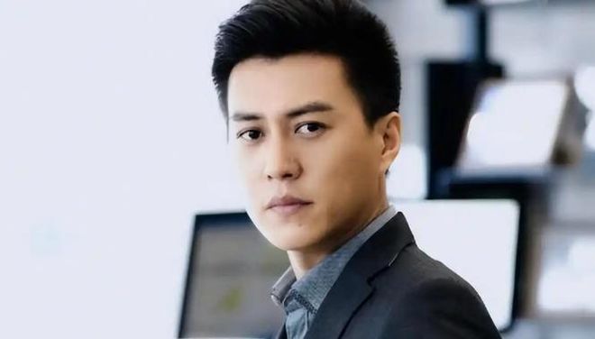 九游体育：靳东参加两会身份好厉害穿蓝西装帅气儒雅一个细节见人品(图5)