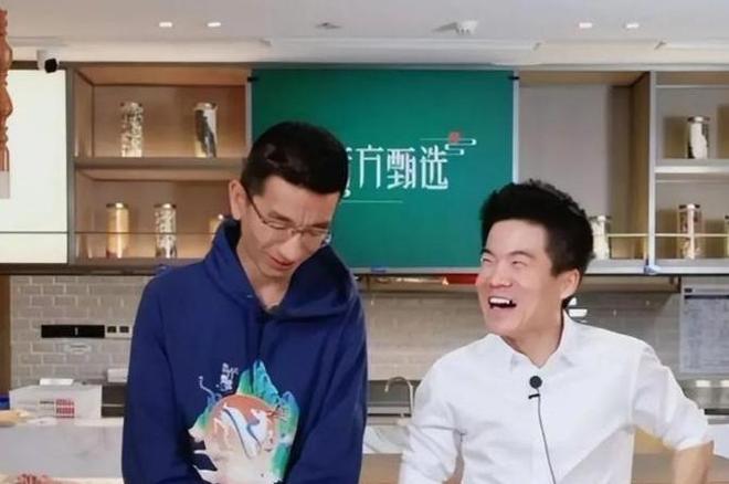 她才是董宇辉背后的女人一脸旺夫相手握大权却从不主动露脸(图9)