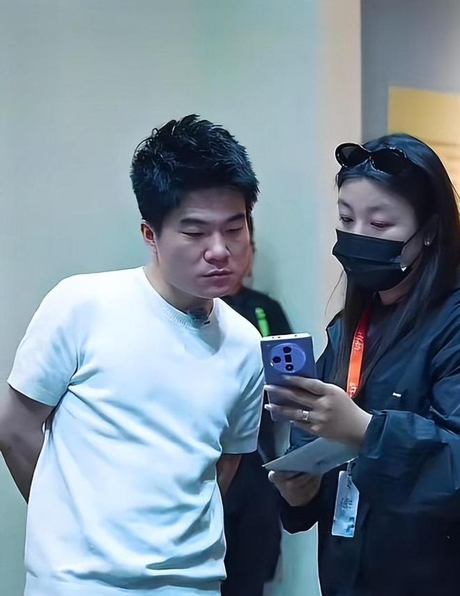 她才是董宇辉背后的女人一脸旺夫相手握大权却从不主动露脸(图4)