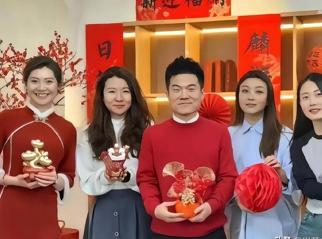 她才是董宇辉背后的女人一脸旺夫相手握大权却从不主动露脸(图3)