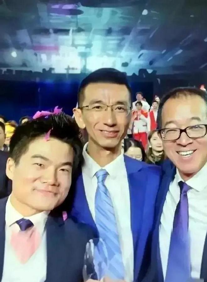 她才是董宇辉背后的女人一脸旺夫相手握大权却从不主动露脸(图10)