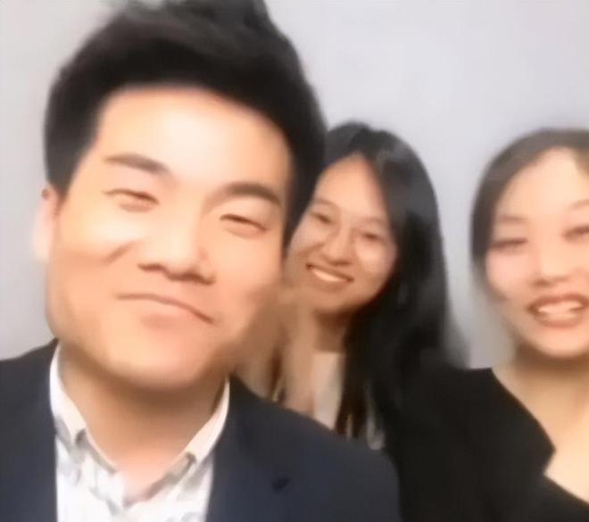 她才是董宇辉背后的女人一脸旺夫相手握大权却从不主动露脸(图14)