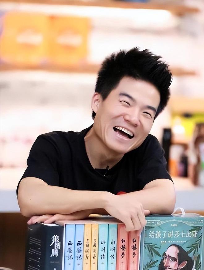 她才是董宇辉背后的女人一脸旺夫相手握大权却从不主动露脸(图18)