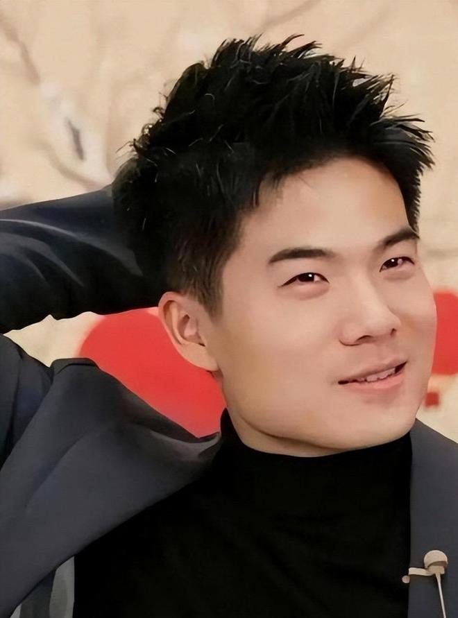 她才是董宇辉背后的女人一脸旺夫相手握大权却从不主动露脸(图19)