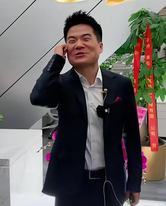 她才是董宇辉背后的女人一脸旺夫相手握大权却从不主动露脸(图15)