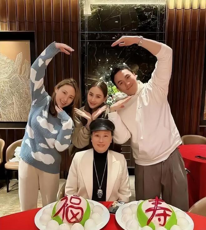 窦骁连续三年缺席岳母生日宴印证了向太的话身份尚未被认可(图7)