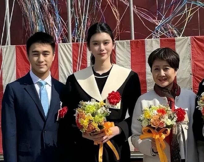 窦骁连续三年缺席岳母生日宴印证了向太的话身份尚未被认可(图15)