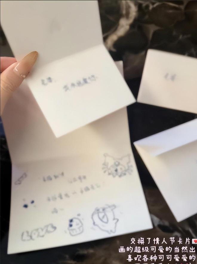 王思聪送珠宝高调表白懒懒：老婆我爱你两人同框照曝光很恩爱(图2)