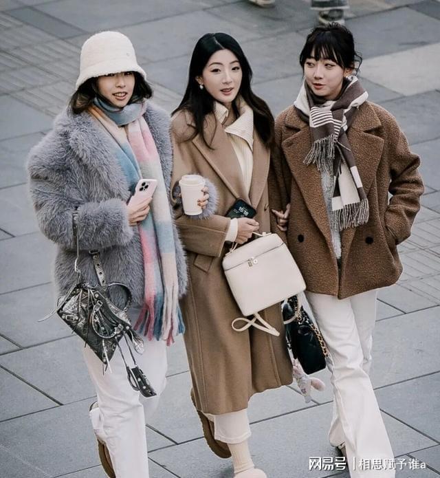 九游体育:去了北京才发现:很少人穿运动裤、打底裤满大街都是这2种裤子(图6)