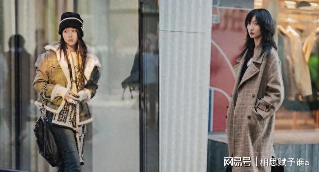 九游体育:去了北京才发现:很少人穿运动裤、打底裤满大街都是这2种裤子(图1)