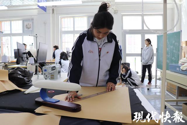 九游体育:从工法楼到服装厂江苏“组团式”援疆团队为学子打造“立体课堂”(图4)