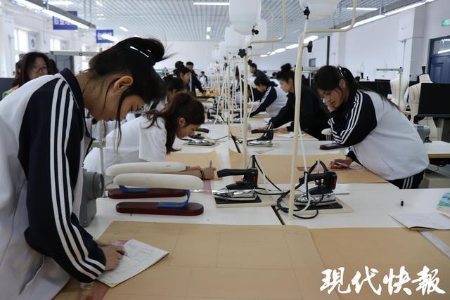 九游体育:从工法楼到服装厂江苏“组团式”援疆团队为学子打造“立体课堂”(图3)