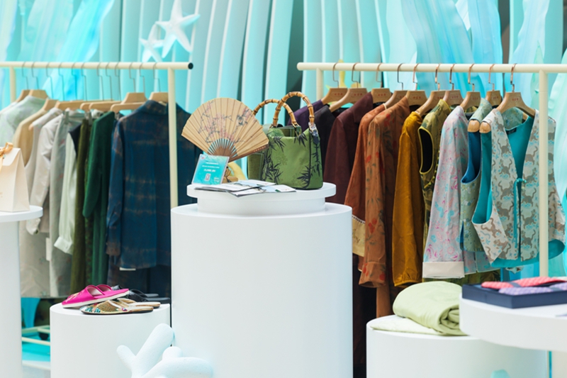 九游体育：广西：一件香云纱一条新“丝”路(图2)