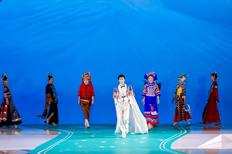 九游体育：广西：一件香云纱一条新“丝”路(图3)