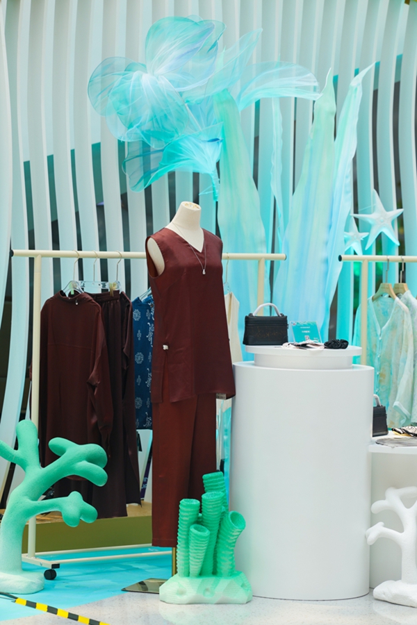 九游体育：广西：一件香云纱一条新“丝”路(图4)