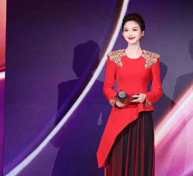 她没靠颜值没靠关系39岁凭实力杀进央视春晚打脸所有质疑者(图5)