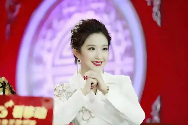 她没靠颜值没靠关系39岁凭实力杀进央视春晚打脸所有质疑者(图3)