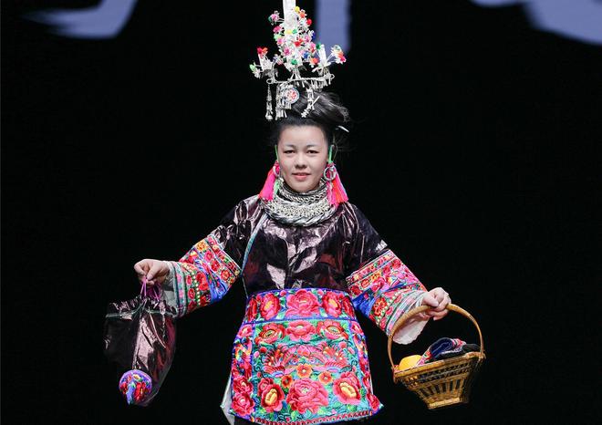 辰颐物语X贵州村T·古阿新：“56个民族新娘”主题大秀圆满完成(图2)