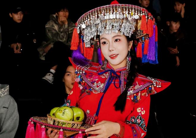 辰颐物语X贵州村T·古阿新：“56个民族新娘”主题大秀圆满完成(图3)