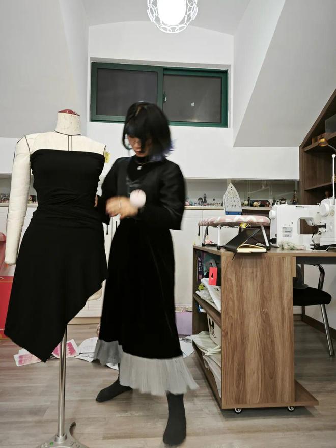 九游体育网站：她的服装设计从江北到世界(图1)