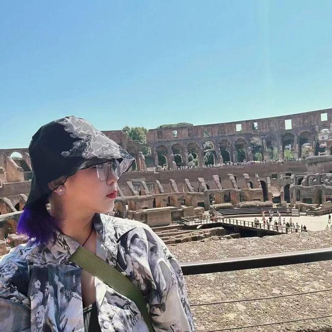 九游体育网站：她的服装设计从江北到世界(图3)