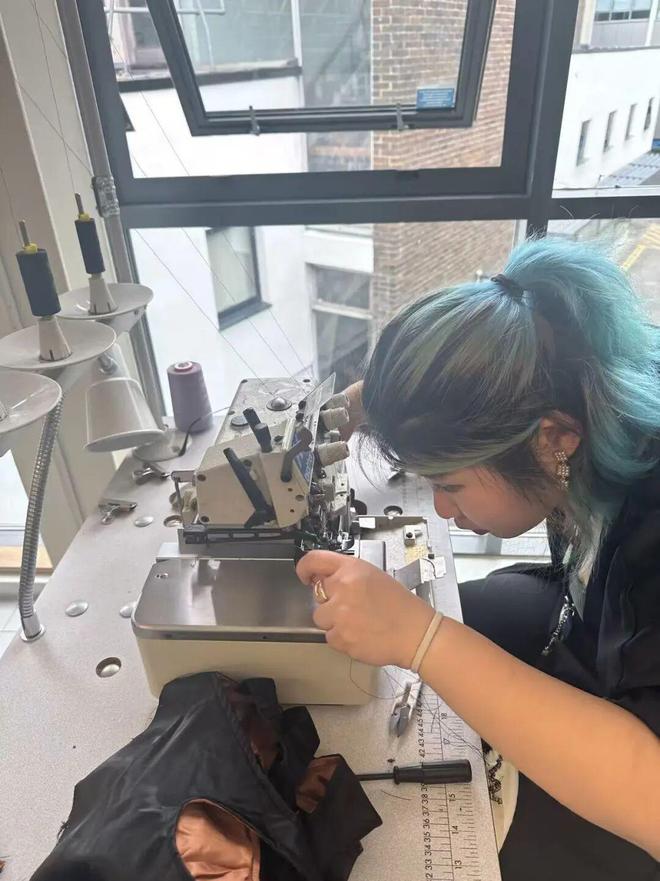 九游体育网站：她的服装设计从江北到世界(图2)