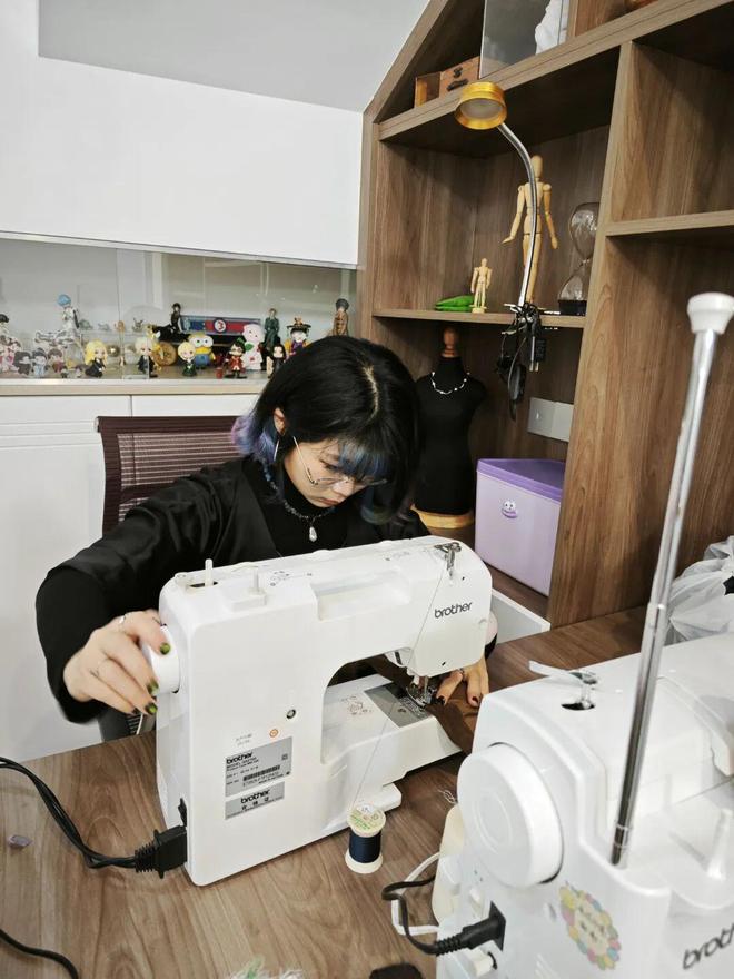 九游体育网站：她的服装设计从江北到世界(图7)